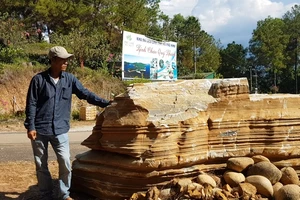 Ba tảng đá lớn của dân ‘chạy’ vào khu du lịch Phú Ninh