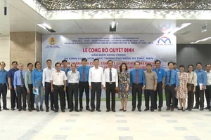 Gắn biển công trình hoàn thành tầng B1 ga Nhà hát Thành phố