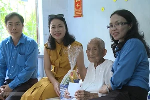 Thăm, tặng 56 phần quà cho người có công với cách mạng