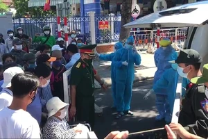 Đà Nẵng: Nhiều bệnh nhân chạy thận đứng chờ ngoài khu cách ly