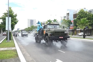 Bộ đội phun thuốc khử trùng toàn quận Sơn Trà
