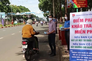 Hàng ngàn khẩu trang được phát miễn phí cho người dân