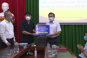 Bí thư Đắk Lắk thăm, tặng quà ở khu cách ly phòng dịch