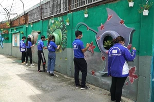 Độc đáo bức tường bích họa sinh vật biển giữa lòng Sài Gòn