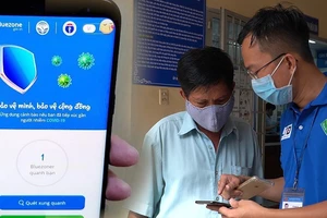 Cán bộ đến tận nhà hướng dẫn dân cách sử dụng Bluezone 