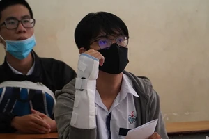 Bị chấn thương ở tay phải nhưng vẫn quyết tâm đi thi THPT