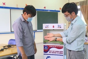 Đại học Tây Nguyên chế tạo máy rửa tay sát khuẩn tự động