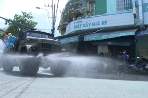 Khử khuẩn 2 khu chợ có 3 tiểu thương nghi mắc COVID-19 