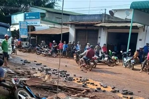 Xe tải mất phanh bị tuột dốc, tông vào chợ tự phát