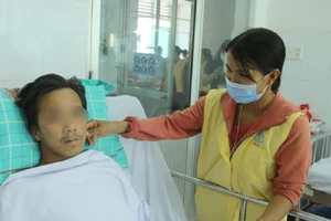 Vợ người bị rắn hổ mang cắn tặng 80 triệu hỗ trợ người khác