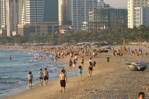 Bãi biển, quán xá đông người ngày đầu nới lỏng giãn cách