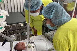 Bé trai sống lại sau khi nhờ người lo an táng gặp lại ba mẹ