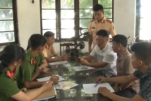 Xử phạt 2 chủ thuyền du lịch rải vàng mã xuống sông Hương