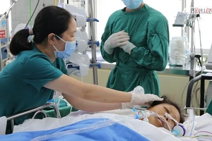 Bác sĩ trắng đêm cứu nữ công nhân bị xe lu cán 