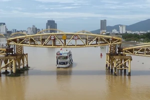 Cảnh nâng nhịp cây cầu lâu đời nhất Đà Nẵng