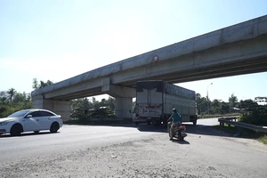 Đà Nẵng: Cầu vượt tiền tỉ nhưng không có lối lên 