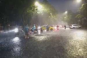 Huế: Mưa lớn, nước dâng cao khiến nhiều xe chết máy hàng loạt 