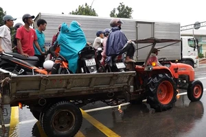 Kiếm tiền triệu khi dùng máy cày đưa người qua vùng ngập nước