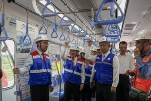 Video: Bí thư Nguyễn Thiện Nhân tham quan tàu metro số 1 