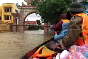 Khẩn trương hỗ trợ dân Quảng Bình kẹt trong lũ 