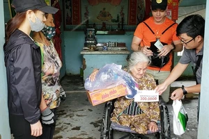 Người dân nghẹn ngào nhìn cảnh nhà tan hoang sau lũ