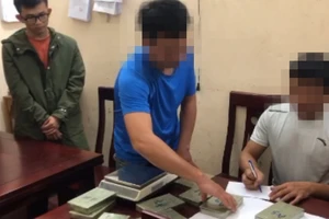 Video: Bị bắt khi ôm 12 bánh heroin đi tiêu thụ 