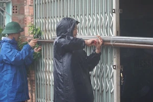 Clip người dân Lệ Thủy dầm mưa chằng chống nhà cửa