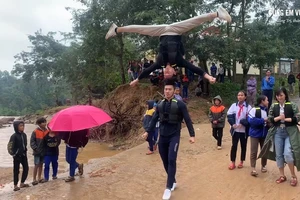 Quốc Cơ - Quốc Nghiệp đi cứu trợ và diễn xiếc ở vùng nước lũ 