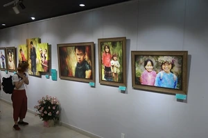 Video: Tặng tác quyền 8 bức tranh cho quỹ Thư viện và ước mơ 