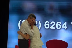 Xúc động cuộc đoàn tụ của 3 chị em cô nhi lạc nhau 48 năm