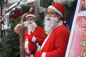 Video: Thị trường đồ Giáng sinh ế ẩm vì COVID-19