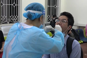 Trắng đêm xét nghiệm cho 1.800 y, bác sĩ Bệnh viện Quân Y 175