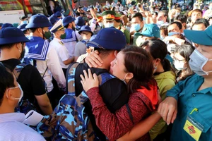 Video: Xúc động cảnh người thân tiễn các chiến sĩ nhập ngũ