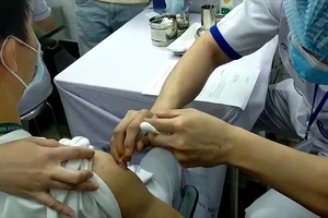Video: 100 y, bác sĩ BV Nhiệt đới được tiêm vaccine COVID-19 