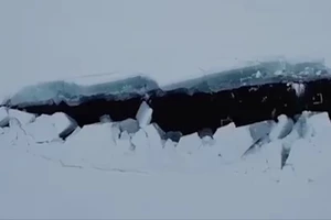 Xem tàu ngầm Nga phá lớp băng siêu dày trồi lên mặt đất