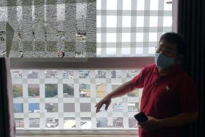 Video: Tầng 12 chung cư bị đạn bi bắn bể kính đến 3 lần