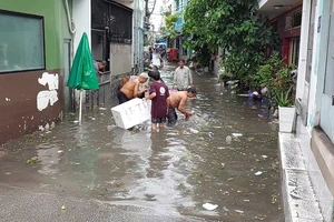 Video: TP.HCM mưa liên tục, người dân khơi cống chống ngập