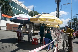 Video: Bệnh viện quận Tân Phú bị phong tỏa do COVID-19