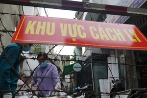 Video: Đi chợ giúp bà con trong khu phong tỏa