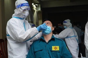 Video: 150 người trong tổ bầu cử phải xét nghiệm COVID-19 