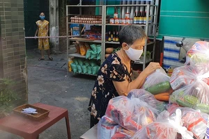 Video: Vui mừng nhận thực phẩm từ gian hàng 0 đồng trong khu cách ly