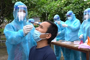 Video: Đội tuần tra lưu động test nhanh COVID-19 cho người đi đường