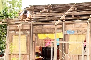 Video: Lốc xoáy làm tốc mái 7 căn nhà ở Vĩnh Long