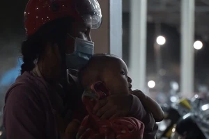 Video: Những 'thiên thần nhỏ' trong hành trình về quê tránh dịch COVID-19