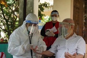 Video: TP Thủ Đức tiêm vaccine tận nhà cho gia đình có người lớn tuổi