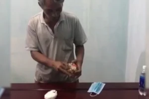 Video: Bắt người đàn ông vận chuyển trái phép 1,7kg vàng