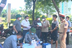 Video: TP Vinh ra quân nhắc nhở, xử phạt người dân không chấp hành Chỉ thị 16