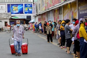 Video: Người dân đổ xô đi mua thực phẩm dự trữ khiến nhiều siêu thị ùn ứ