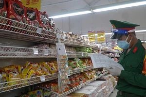 Video: Bộ đội đi siêu thị, gõ cửa từng nhà đưa thực phẩm cho dân