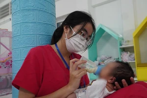 Video: Cô sinh viên làm bảo mẫu cho các trẻ sơ sinh có mẹ là F0